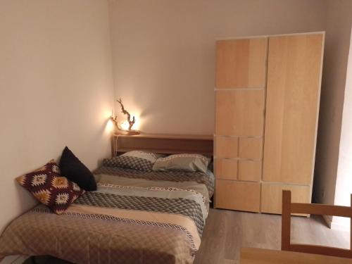 - une chambre avec 2 lits et un placard dans l'établissement studio terrasse, à Toulon