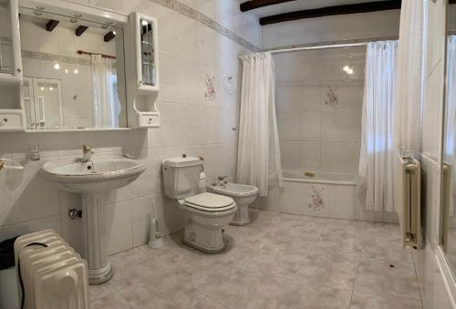 Phòng tắm tại Casa rural en una finca de 300 ha reg 49426