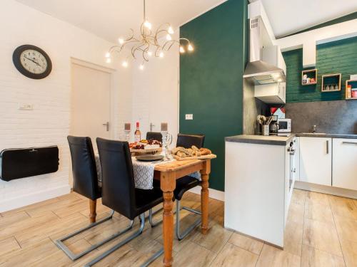 uma cozinha e sala de jantar com mesa e cadeiras em Endearing Holiday Home in Noordwijkerhout with Garden BBQ em Noordwijkerhout