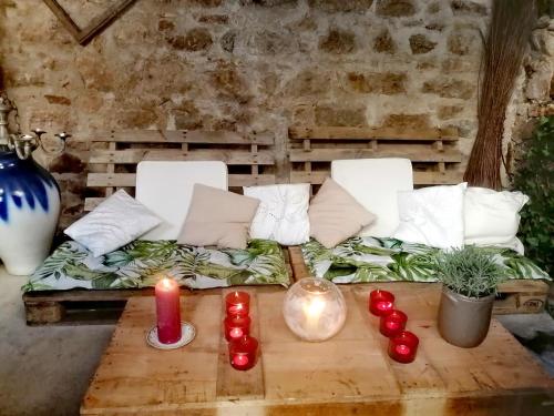 ein Wohnzimmer mit einem Sofa und Kerzen auf einem Tisch in der Unterkunft Maison in Dompierre-les-Ormes