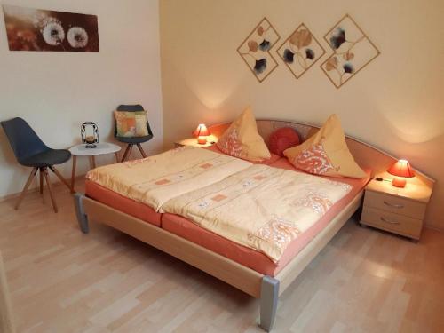 1 dormitorio con 1 cama, 1 mesa y 1 silla en Ferienwohnung Fürst en Mauth