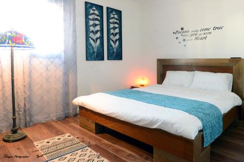 een slaapkamer met een bed en een lamp erin bij Penthouse Bay View in Eilat
