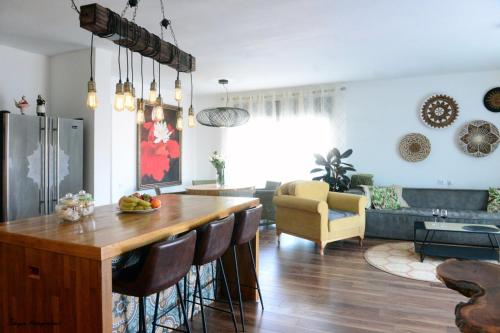 eine Küche und ein Wohnzimmer mit einem Tisch und Stühlen in der Unterkunft Penthouse Bay View in Eilat