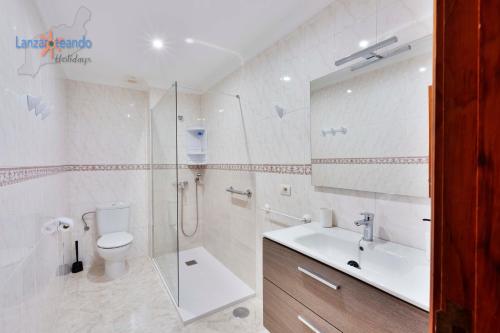 uma casa de banho com um WC, um lavatório e um chuveiro em Vivienda Vacacional Playamar em Playa Honda