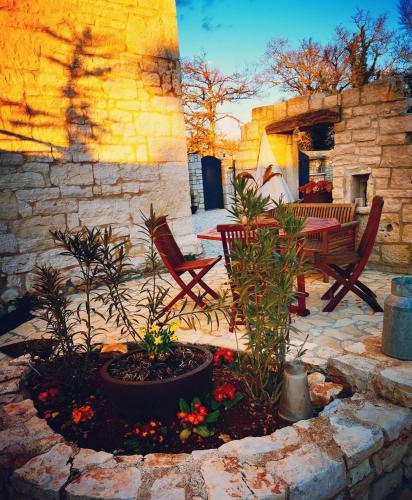 a patio with a table and chairs and plants at Casa della Grofica in Kringa