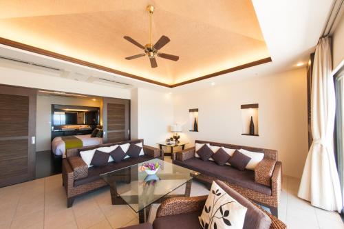Posezení v ubytování Kafuu Resort Fuchaku Condo Hotel