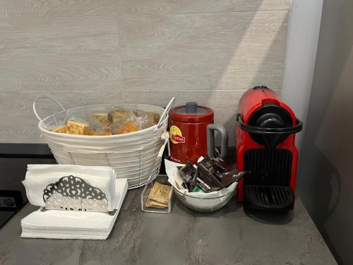 a counter with a blender and a basket of food at Casa Morganti- in Sesto San Giovanni
