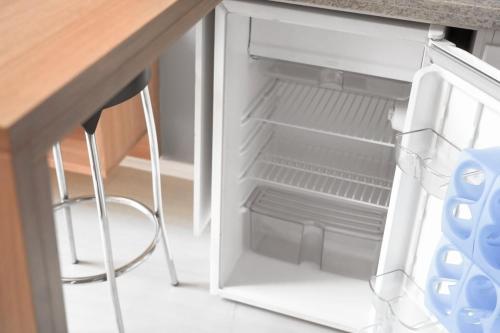 - un réfrigérateur vide avec une porte ouverte dans la cuisine dans l'établissement Loft Duplex NYC Berrini 1503, à São Paulo
