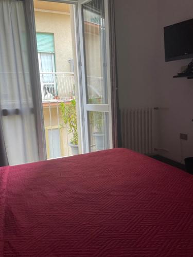 una camera con letto rosso e finestra di 384 GuestHouse Rooms & Suite Enna a Enna