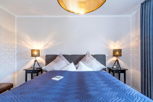 Un pat sau paturi într-o cameră la Ferienappartement Ennens