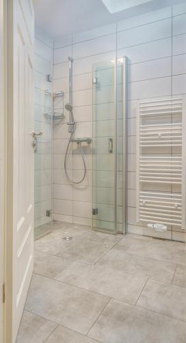 a bathroom with a shower with a glass door at Ferienappartement Ennens in Rhauderfehn