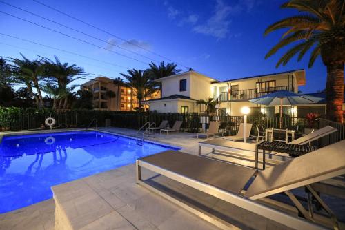 uma piscina em frente a uma casa em Tropic Isle Beach Resort em Deerfield Beach