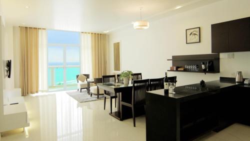 uma cozinha e sala de jantar com vista para o oceano em Ocean Vista em Mui Ne
