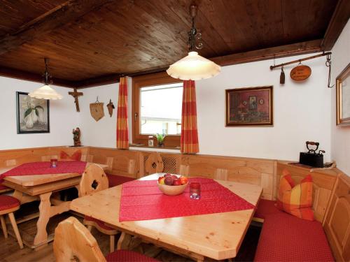 RohrbergにあるApartment near Zillertal ski areaのダイニングルーム(木製のテーブルと椅子付)
