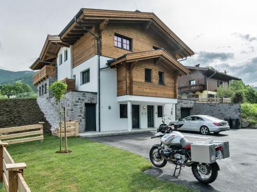 ein Motorrad, das vor einem Haus geparkt ist in der Unterkunft Modern Holiday Home in Leogang with Private Sauna in Leogang