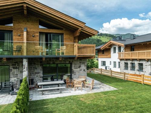 ein Haus mit einer Terrasse und einer Terrasse in der Unterkunft Modern Holiday Home in Leogang with Private Sauna in Leogang