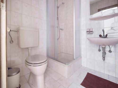 Un baño de Modern vacation apartment with a view
