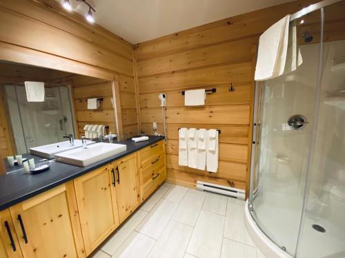 a bathroom with a sink and a shower at Pourvoirie du Lac Blanc in Saint-Alexis-des-Monts