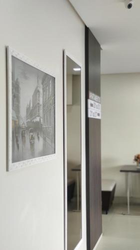 a framed picture of a city street on a wall at Baruch Hotel in Araguaína