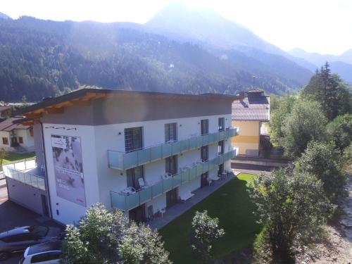 クライナルにあるStriking Apartment in Kleinarl with Ski Storage Parking Balconyの白山を背景にした白い建物