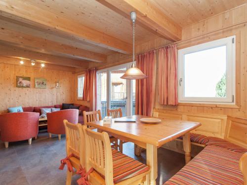 uma sala de jantar com uma mesa de madeira e cadeiras em Chalet in Stadl an der Mur with sauna em Stadl an der Mur