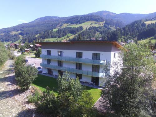 クライナルにあるStriking Apartment in Kleinarl with Ski Storage Parking Balconyの山中の建物の空中