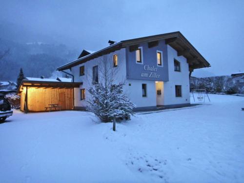 マイヤーホーフェンにあるLovely Chalet in Mayrhofen with Private Gardenのギャラリーの写真