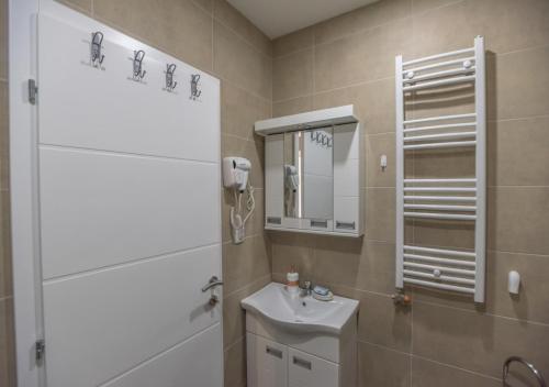 a bathroom with a sink and a mirror at Apartman Jasen - Апартман Јасен in Banja Koviljača