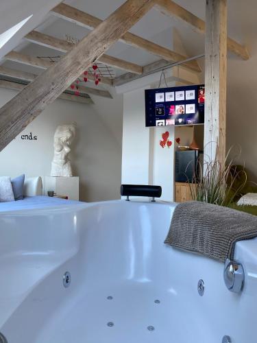 a large bath tub in a room with a bed at Wellness Suiten mit Whirlpool am Stadtrand von Essen in Essen