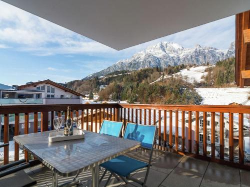 d'une table et de chaises sur un balcon avec vue sur les montagnes. dans l'établissement Apartment near the ski area in Leogang, à Leogang