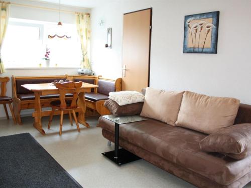 ein Wohnzimmer mit einem Sofa und einem Tisch in der Unterkunft Lovely Chalet in Maria Alm with Terrace in Maria Alm am Steinernen Meer
