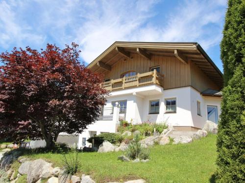 ホラースバッハ・イム・ピンツガウにあるTasteful Holiday Home in Hollersbach im Pinzgau with Gardenの手前の木のある丘の上の家