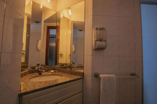 Ένα μπάνιο στο Apart Hotel Punta Azul