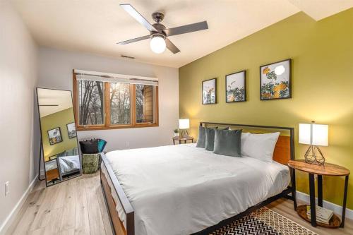1 dormitorio con 1 cama y ventilador de techo en Peaceful 2-bedroom townhome retreat w/wooded view en Galena