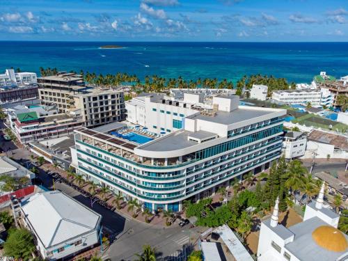 an aerial view of a large building with the ocean in the background at Aquamare Hotel in San Andrés