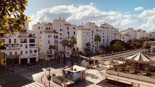 MARBELLA HOME RENTALS - Marina Banus, Puerto Banus, 2BR Terrace, parking & pool