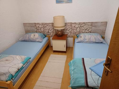 เตียงในห้องที่ Apartments Zuanović