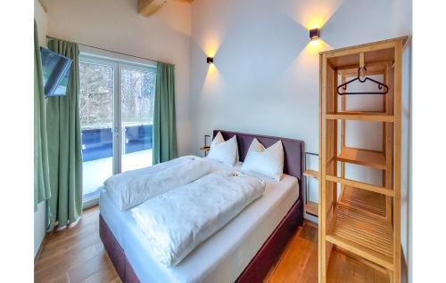 sypialnia z dużym łóżkiem i oknem w obiekcie Arlbergschmiede w mieście Dalaas