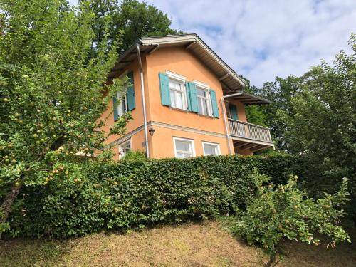 una casa con ventanas con persianas verdes y arbustos en Ferienhaus Eisenach en Eisenach