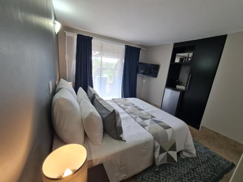 Ein Bett oder Betten in einem Zimmer der Unterkunft THE THATCH HIDE
