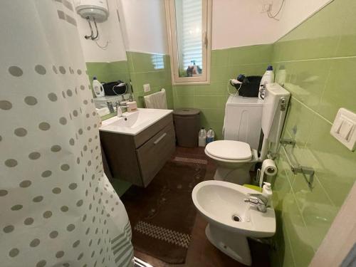 ポッツァッロにあるVilla Soviの緑豊かなバスルーム(トイレ、シンク付)