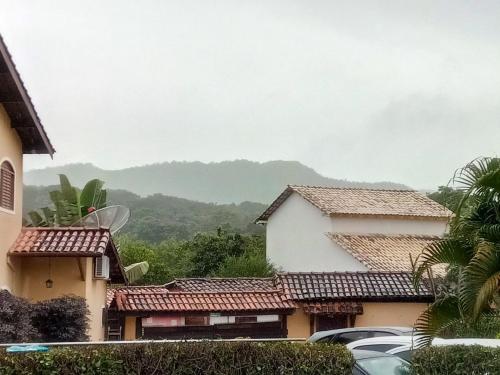 a view of a house with mountains in the background at Pousada do Abacateiro in Pirenópolis