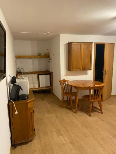 uma cozinha com uma mesa de madeira e uma sala de jantar em Kleine Bleibe em Kierspe
