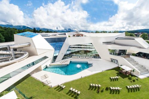 菲拉赫的住宿－瓦姆巴德-菲拉赫體育公園酒店，享有带游泳池的建筑的空中景致