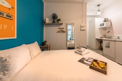 Un pat sau paturi într-o cameră la Apartments WS Hôtel de Ville - Le Marais