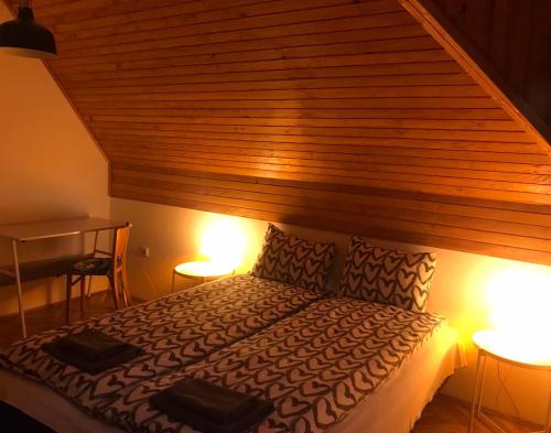 ein Schlafzimmer mit einem großen Bett und einer Holzdecke in der Unterkunft Kuća 1A, Kaluđerske Bare, Tara in Mala Reka