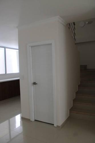 a hallway with a door and stairs in a building at Hermosa Casa Grande De 3 Pisos Barranquilla in Barranquilla