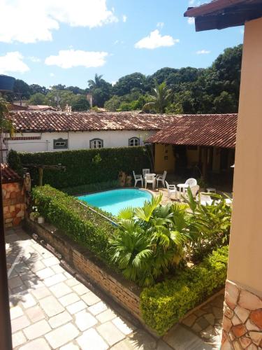 a view of a house with a swimming pool at Pousada do Abacateiro in Pirenópolis