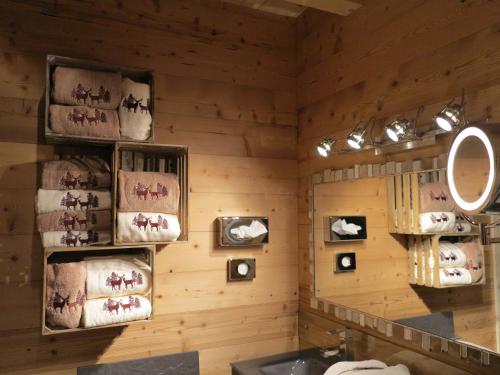ジェラールメにあるChalet de la Royotte - Sauna & SPAの木製の壁のバスルーム(シンク、タオル付)