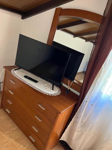 Televisyen dan/atau pusat hiburan di Slice of Ponta do Sol - Suite 2